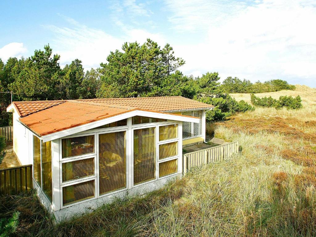 ÅlbækにあるTwo-Bedroom Holiday home in Ålbæk 5の小屋