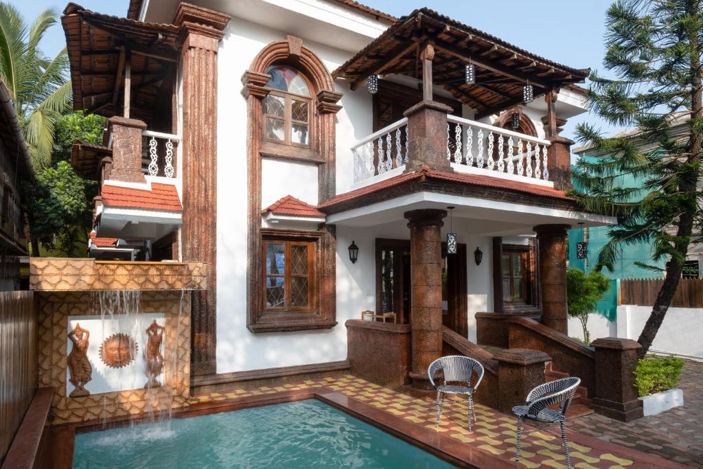 uma casa com piscina e varanda em West Valley Villa ,North Goa em Old Goa