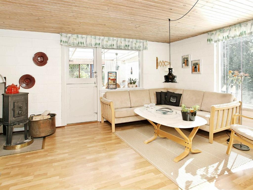 een woonkamer met een bank en een tafel bij 6 person holiday home in Vinderup in Vinderup