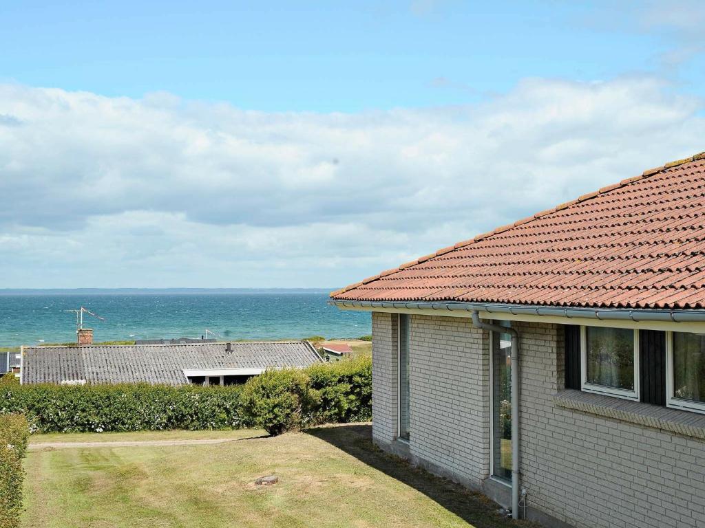 SkåstrupにあるFour-Bedroom Holiday home in Bogense 3の海の見える家