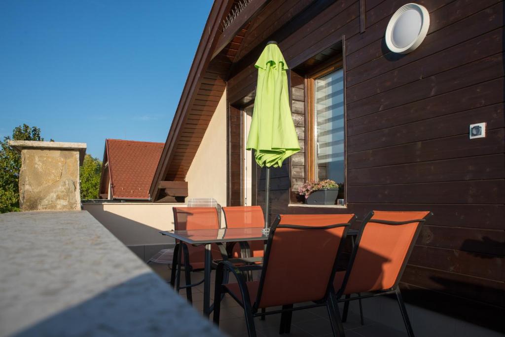 Balkón alebo terasa v ubytovaní Eliza 1 Birdland Golf Apartman