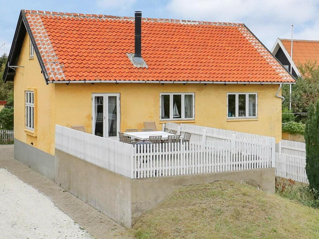 スケーエンにある8 person holiday home in Skagenの黄色の屋根