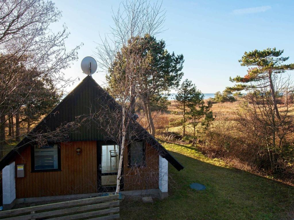 une petite maison avec une balle satellite en haut dans l'établissement Two-Bedroom Holiday home in Sjællands Odde 5, à Tjørneholm