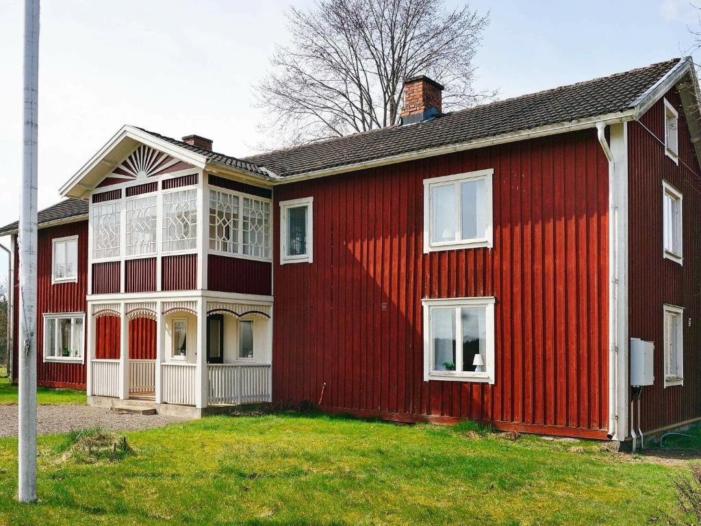 Rörvikにある7 person holiday home in R RVIKの白赤家