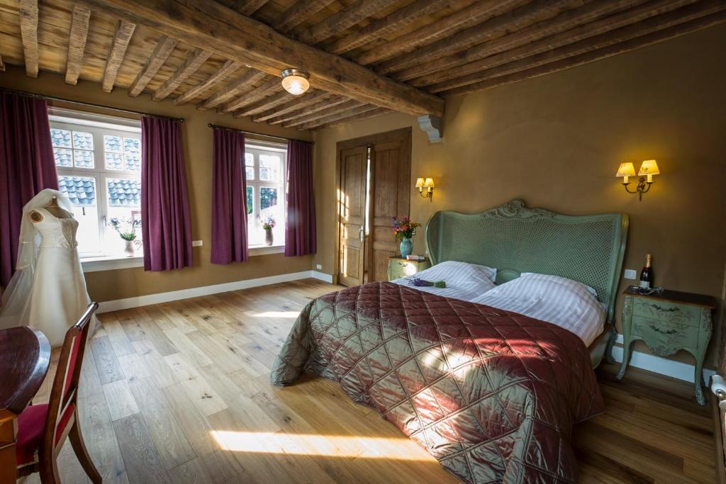 Postel nebo postele na pokoji v ubytování Guest House La Mairie