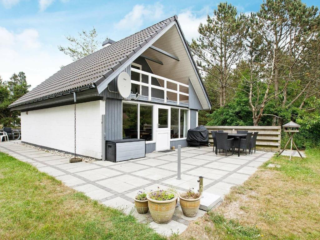 Mosevråにある6 person holiday home in Oksb lの小さな家(パティオ、テーブル付)