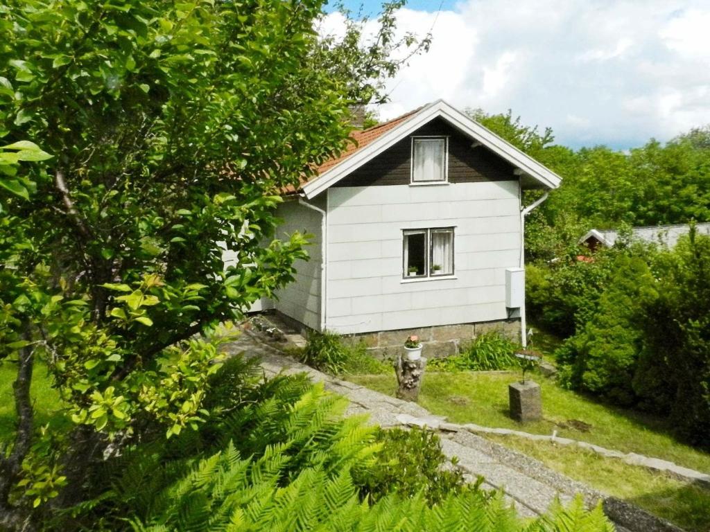 una casa blanca con una boca de incendios frente a ella en 6 person holiday home in Brastad, en Brastad