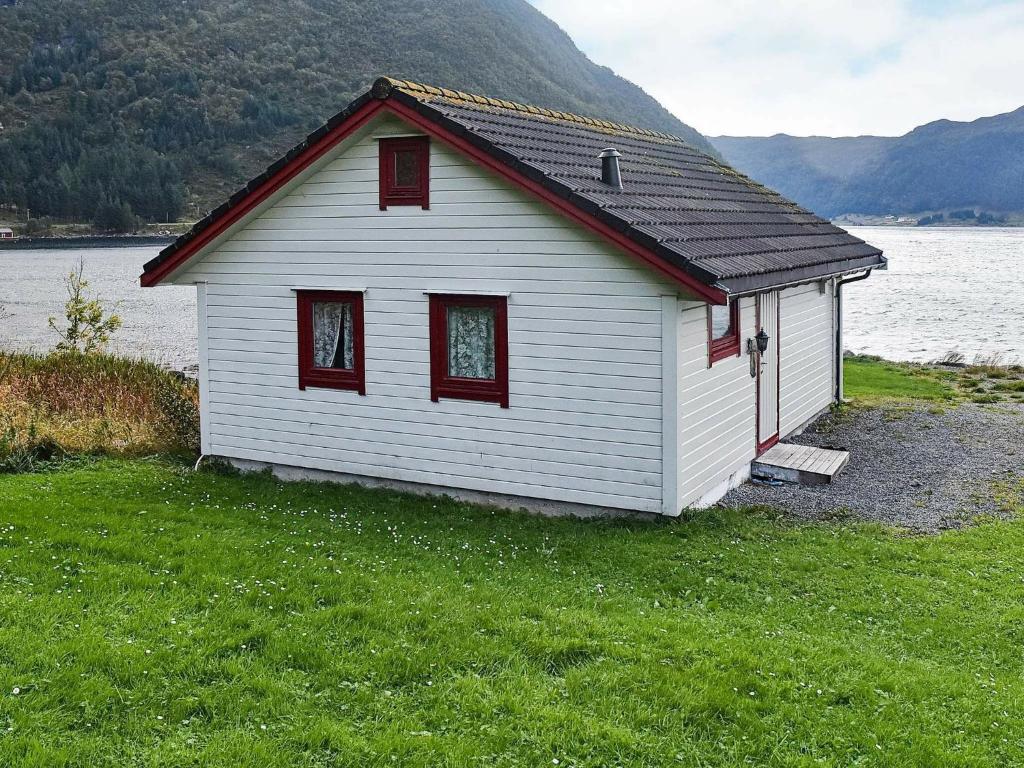 SeljeにあるHoliday Home Rundereimの湖畔の小さな白い家
