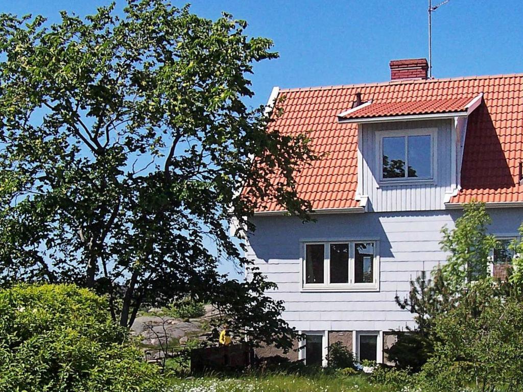 Hovenäsetにある4 person holiday home in HOVEN SETの赤い屋根と窓のある白い家