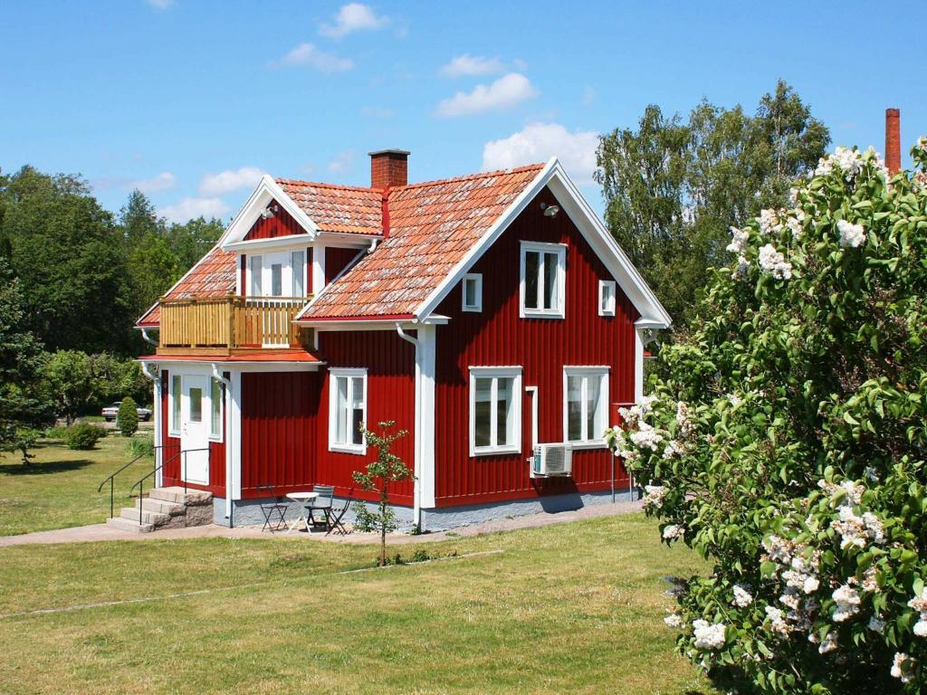 una casa roja con techo rojo en 5 person holiday home in S DER KRA en Söderåkra