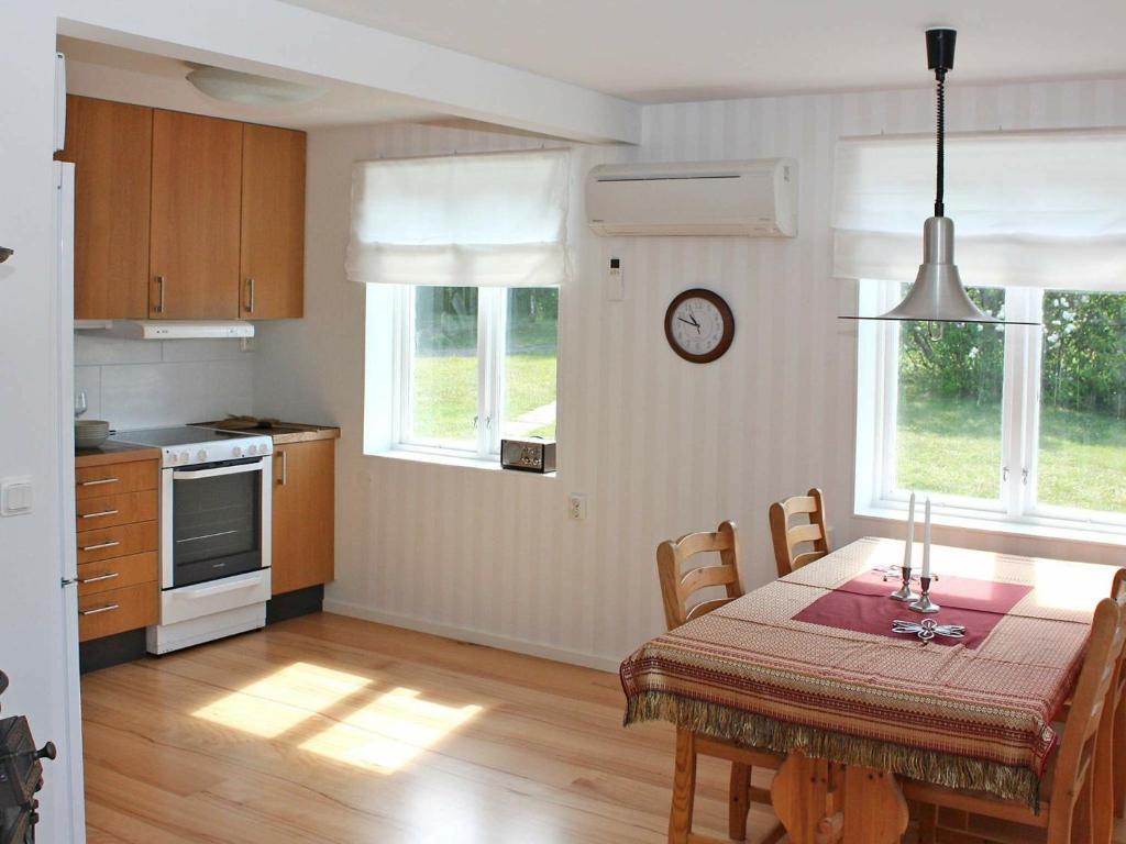 Kuchyň nebo kuchyňský kout v ubytování 5 person holiday home in SÖDERÅKRA-By Traum