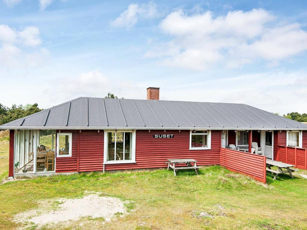 ファーンにあるHoliday Home Bjerges IIの田地の金属屋根付き赤い家
