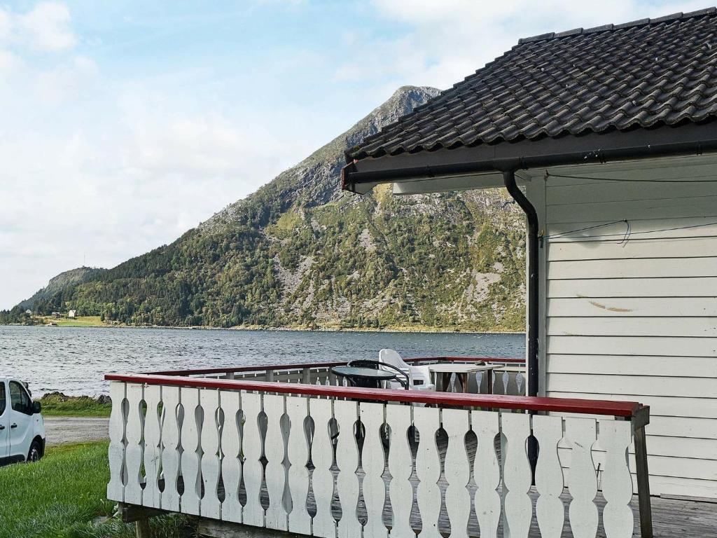 Casa blanca con balcón con vistas a la montaña en 7 person holiday home in Selje, en Selje