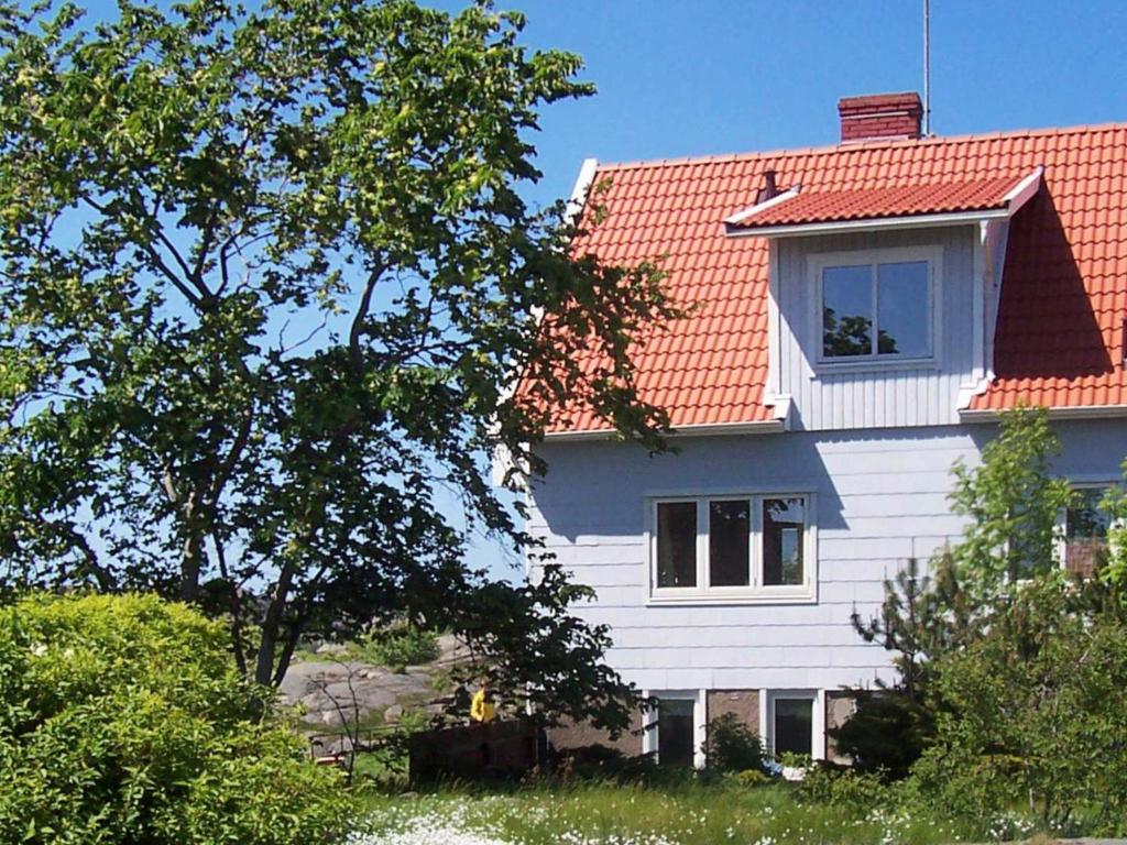 Hovenäsetにある6 person holiday home in HOVEN SETの赤屋根白屋根