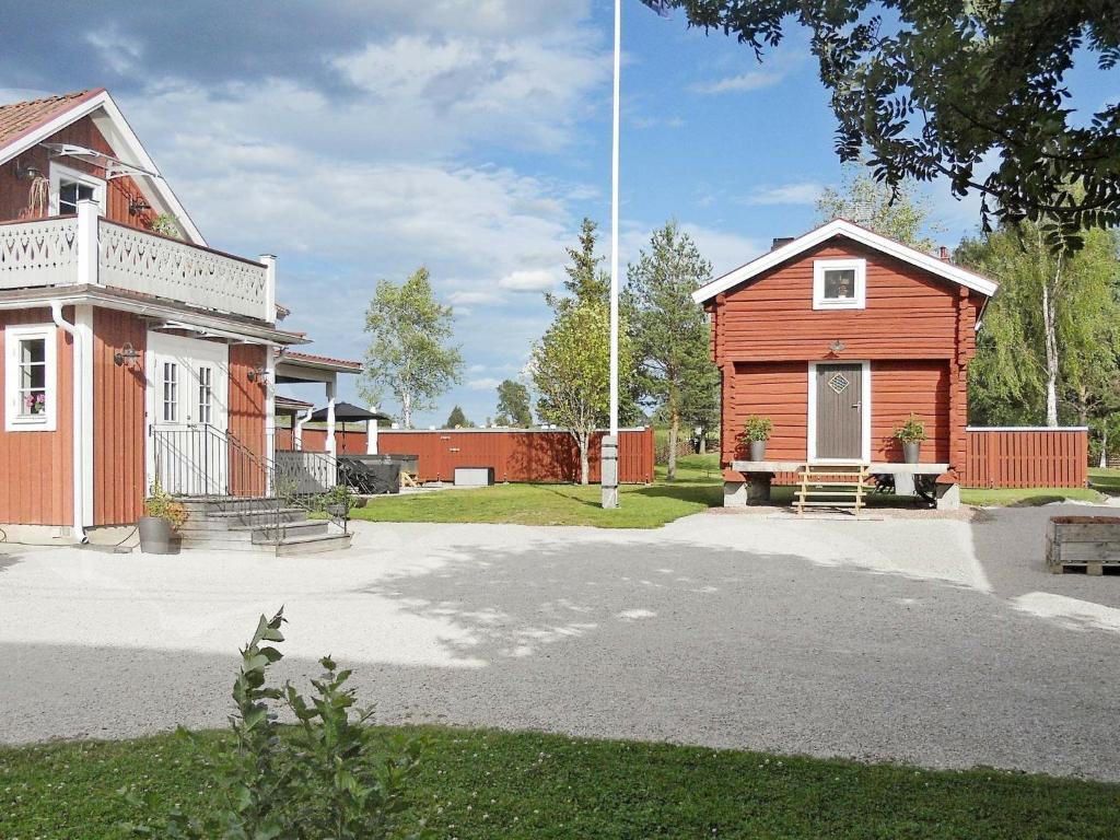 une vieille maison et un bâtiment rouge à côté d'une maison dans l'établissement One-Bedroom Holiday home in Rättvik 2, à Nedre Gärdsjö