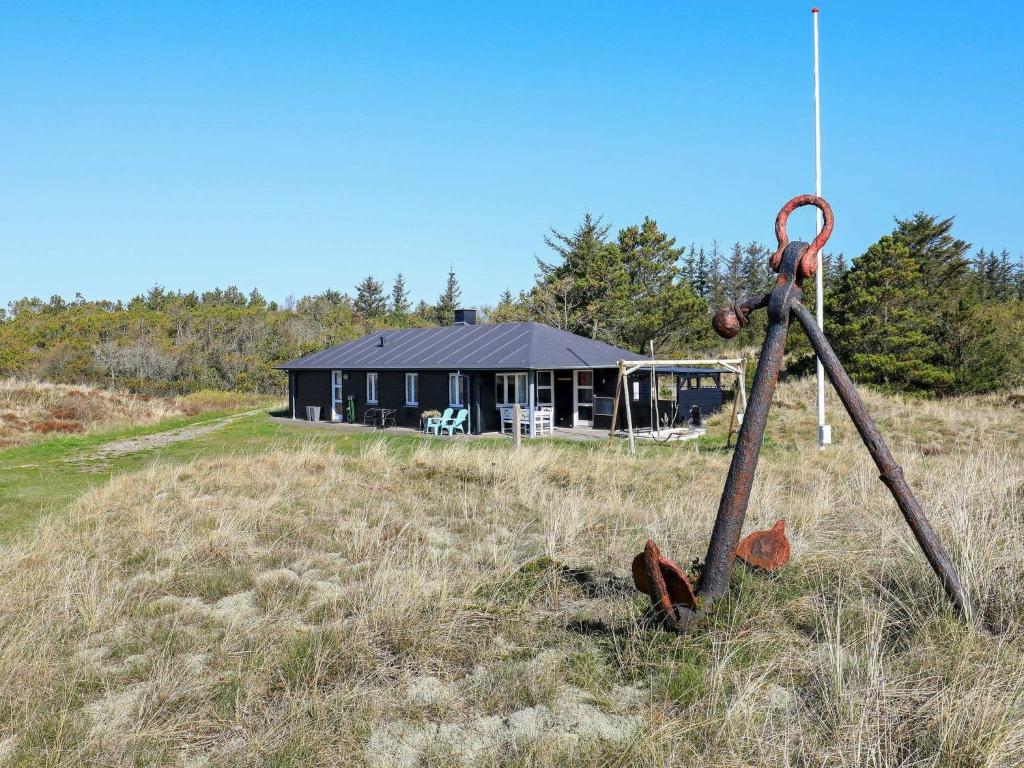 Ålbækにある8 person holiday home in lb kの田んぼ中の家