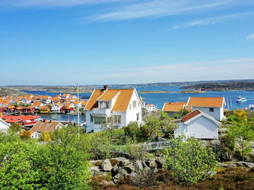 eine Gruppe von Häusern auf einem Hügel mit einem Hafen in der Unterkunft 3 person holiday home in Gullholmen in Gullholmen