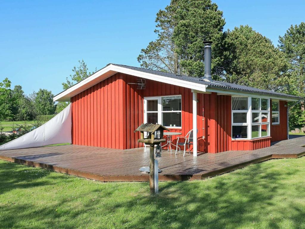 HalsにあるHoliday home Hals XXVIIの赤小屋 木製デッキ