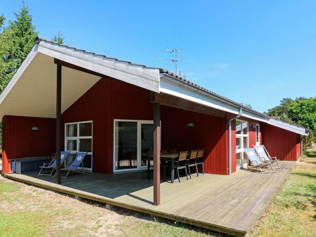Hadsundにある6 person holiday home in Hadsundの赤い家