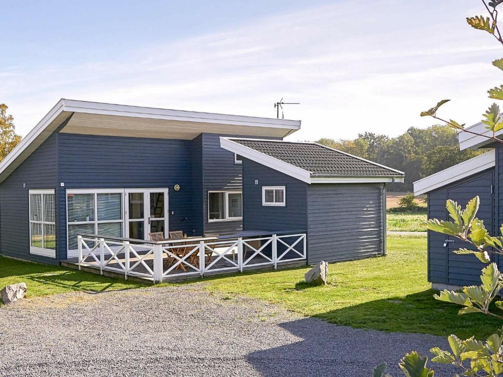 uma casa modular azul com um quintal em 6 person holiday home in Gudhjem em Gudhjem