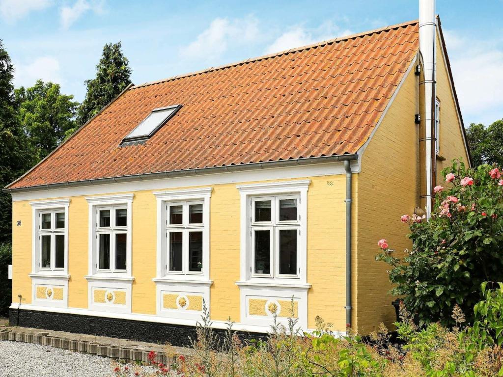 Marstalにある5 person holiday home in Marstalの黄色と白のオレンジ色の屋根の家