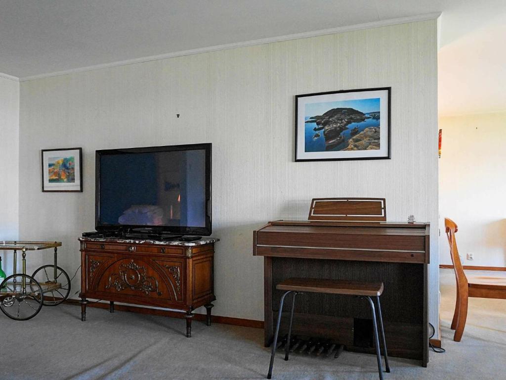 TV a/nebo společenská místnost v ubytování 7 person holiday home in SKÄRHAMN