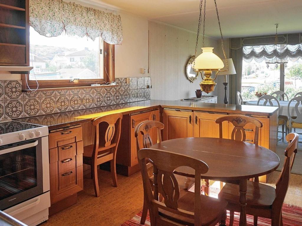 Kuchyň nebo kuchyňský kout v ubytování 7 person holiday home in SKÄRHAMN