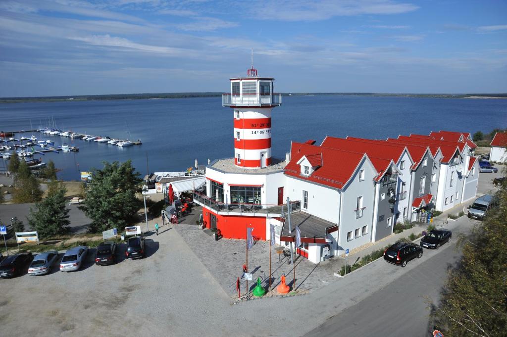 een luchtzicht op een vuurtoren naast een gebouw bij Der LeuchtTurm-Gastro GmbH in Geierswalde