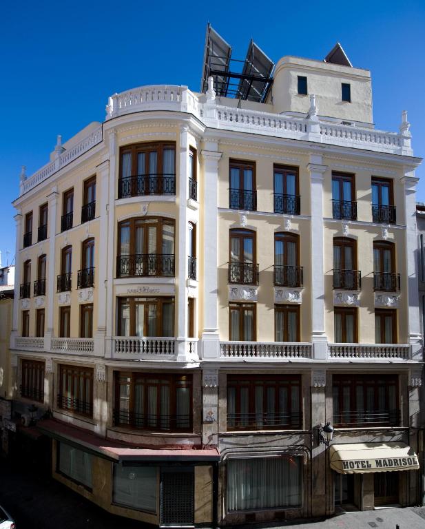 ein weißes Gebäude mit vielen Fenstern in der Unterkunft Madrisol in Madrid
