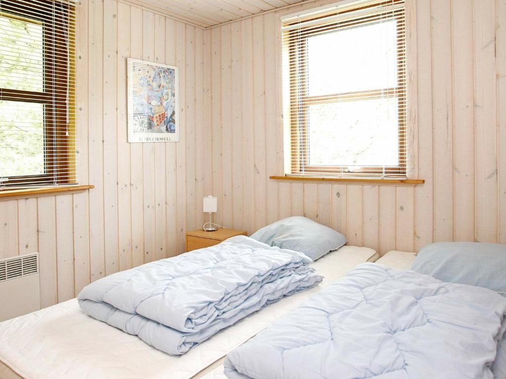 Postel nebo postele na pokoji v ubytování Four-Bedroom Holiday home in Brovst 6