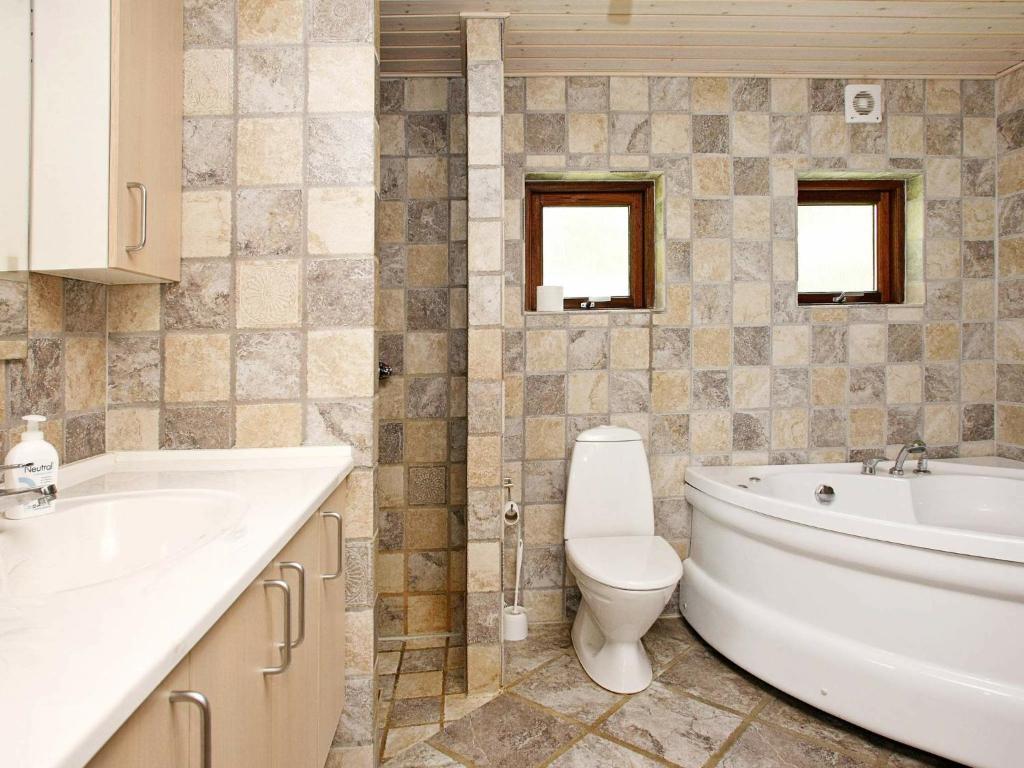 Koupelna v ubytování Four-Bedroom Holiday home in Brovst 6