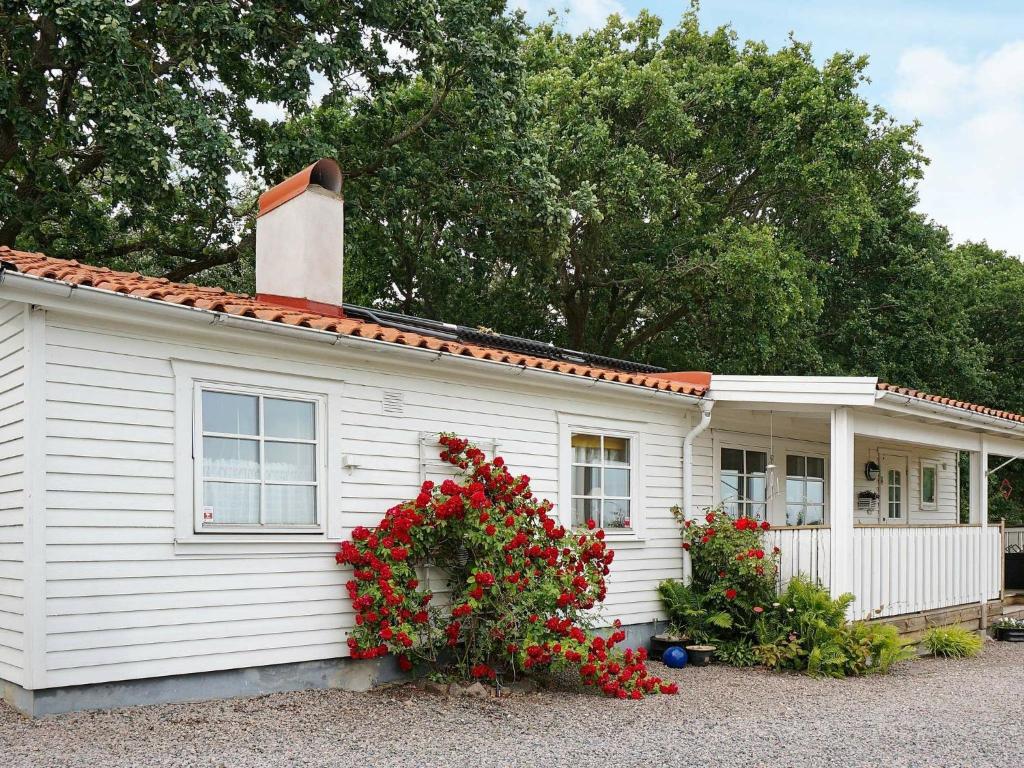 una casa blanca con flores delante en Holiday Home Sik, en Tvååker