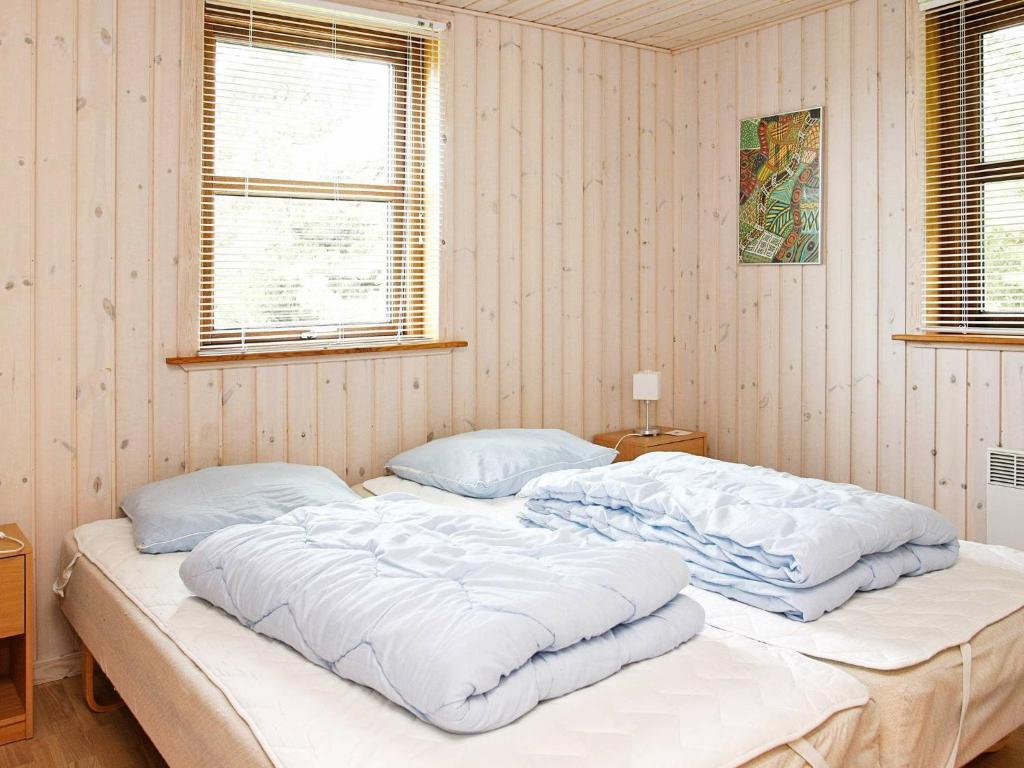 Postel nebo postele na pokoji v ubytování Four-Bedroom Holiday home in Brovst 6
