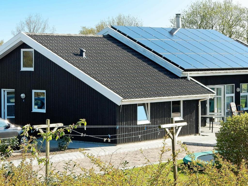 ノーポにある12 person holiday home in Nordborgの屋根に太陽光パネルを敷いた家