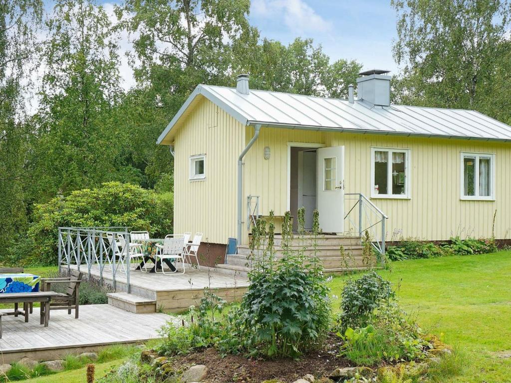 ボロースにあるHoliday home BORÅSの黄色の家(ポーチ付)