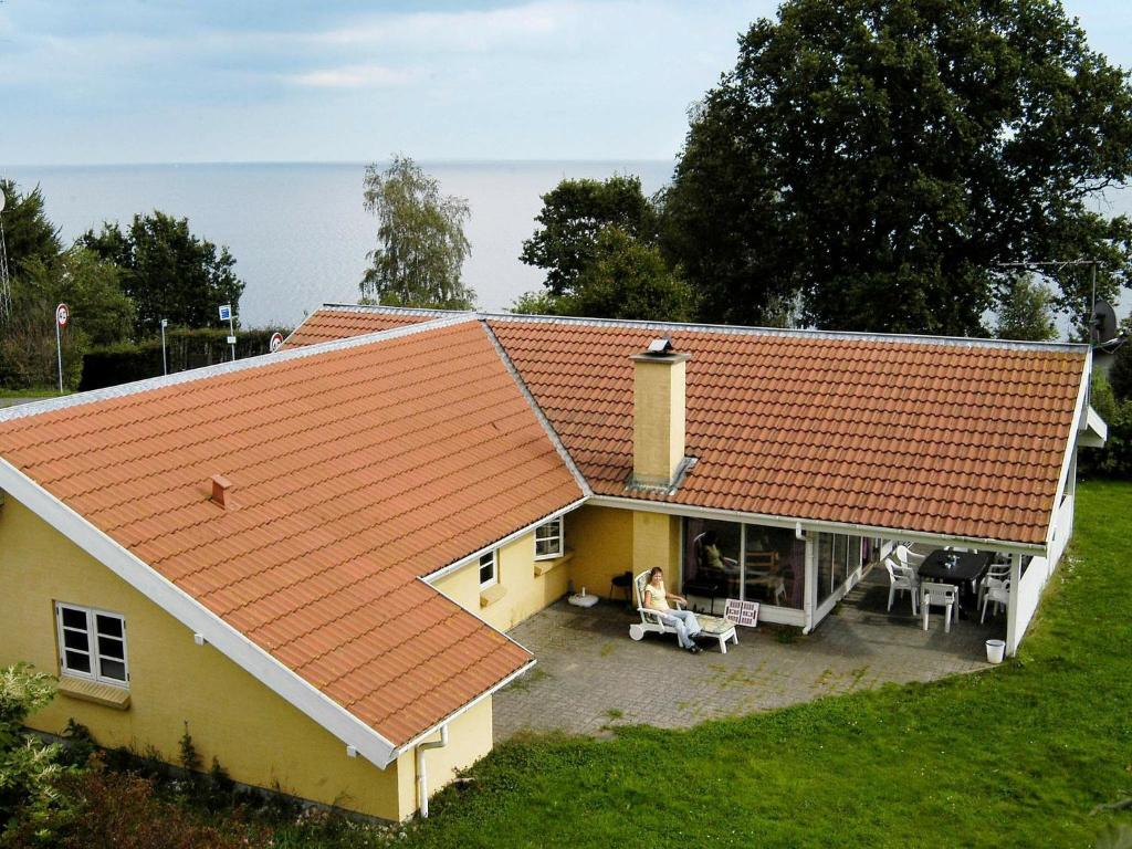 widok na dach domu z pomarańczowym dachem w obiekcie 10 person holiday home in B rkop w mieście Egeskov