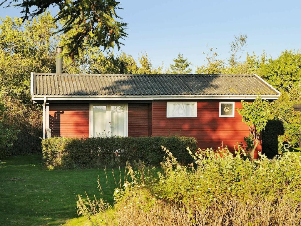 Tørresøにある4 person holiday home in Otterupの庭中小赤家