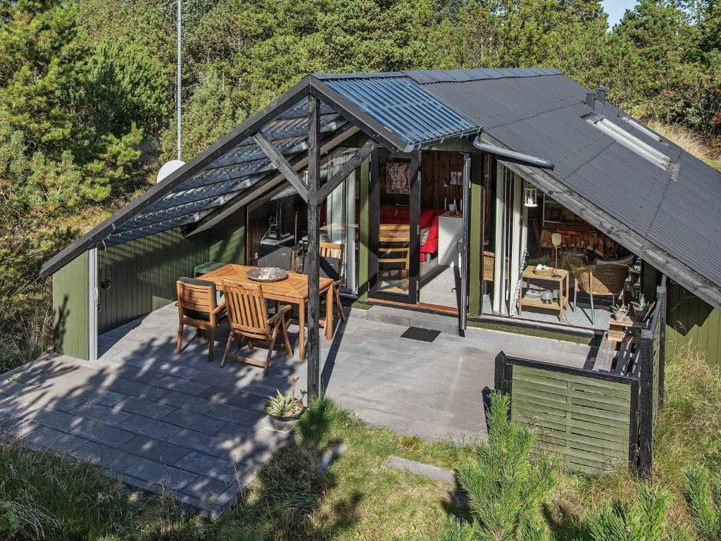 Nørre Nebelにある4 person holiday home in N rre Nebelの太陽屋根の家
