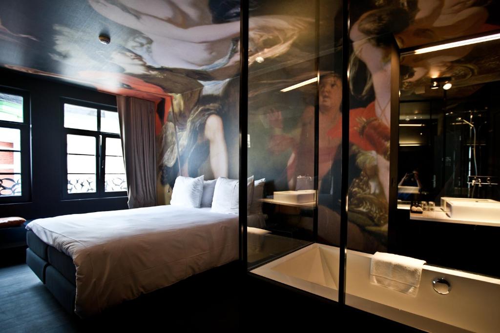 a hotel room with a bed and a bathroom at HotelO Kathedral in Antwerp