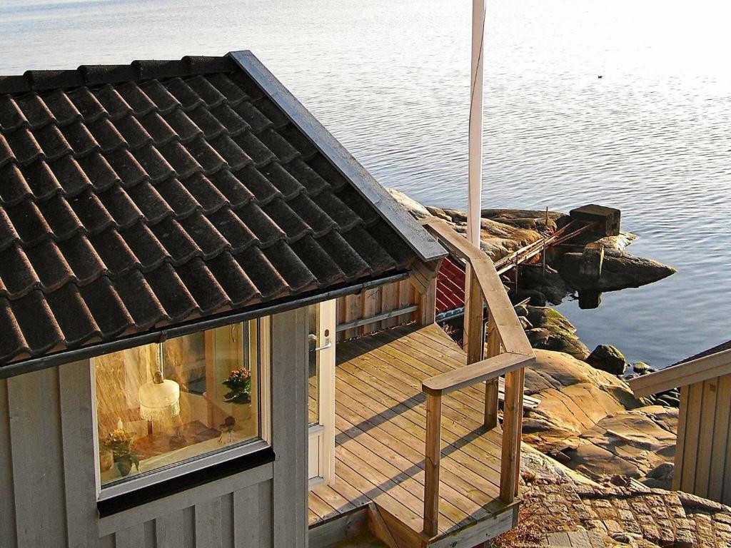una casa con una escalera que conduce al agua en 2 person holiday home in TORSLANDA en Hällsvik