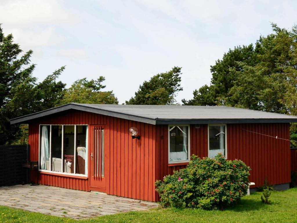 czerwona szopa z czarnym dachem w obiekcie Two-Bedroom Holiday home in Lemvig 22 w mieście Lemvig