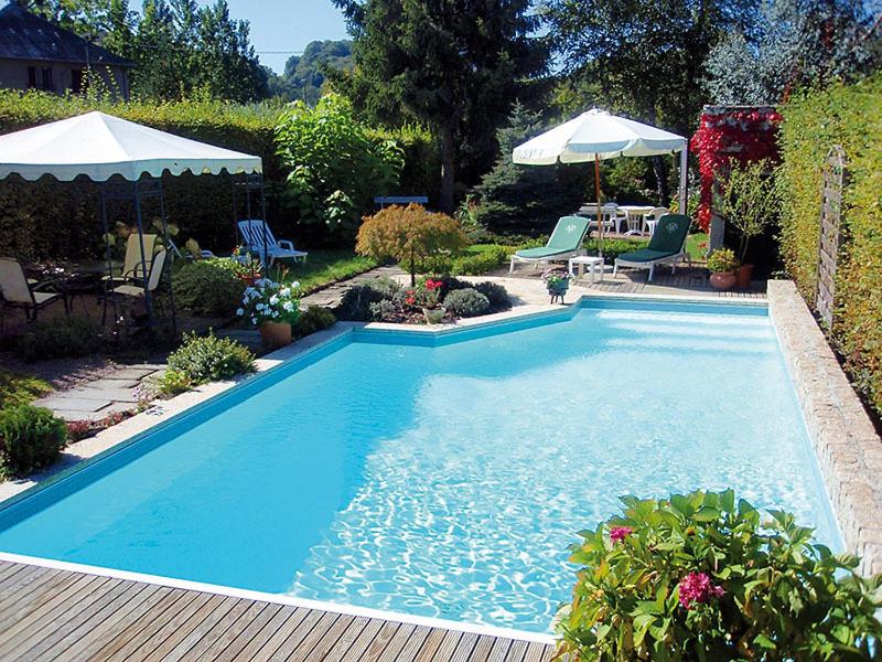 Bazén v ubytování Logis Hotel Restaurant Nougier nebo v jeho okolí