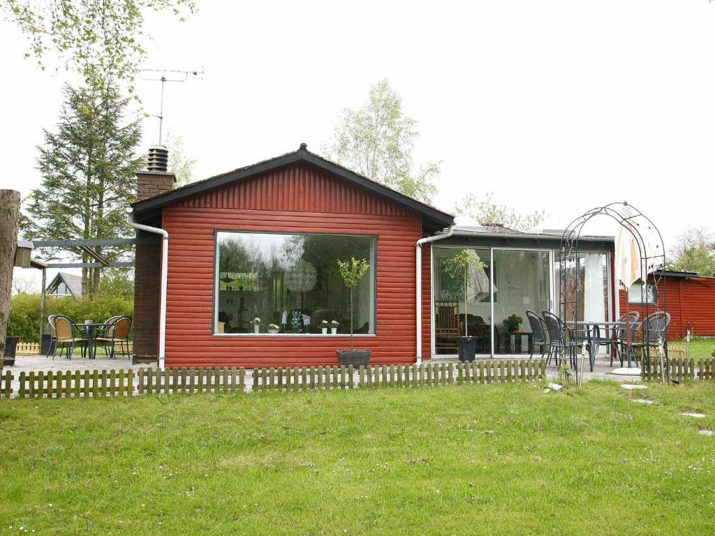 エーベルトフトにある4 person holiday home in Ebeltoftの赤いキャビン