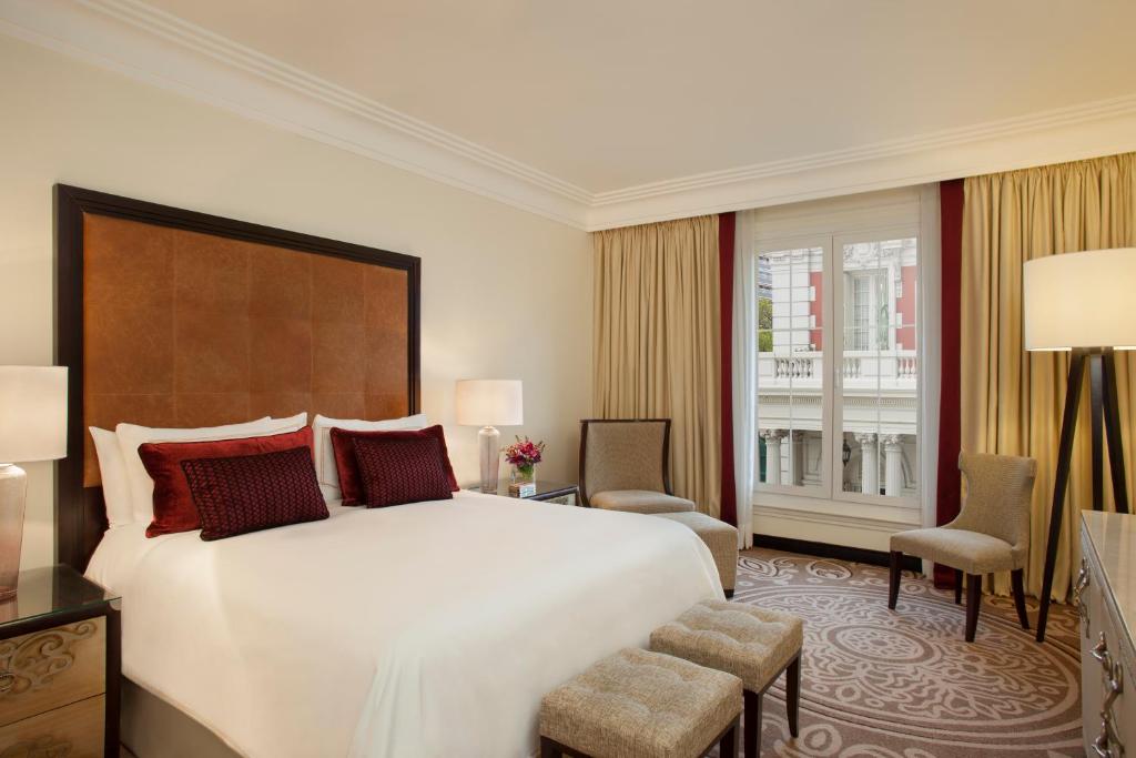 E-Lounge King Suite