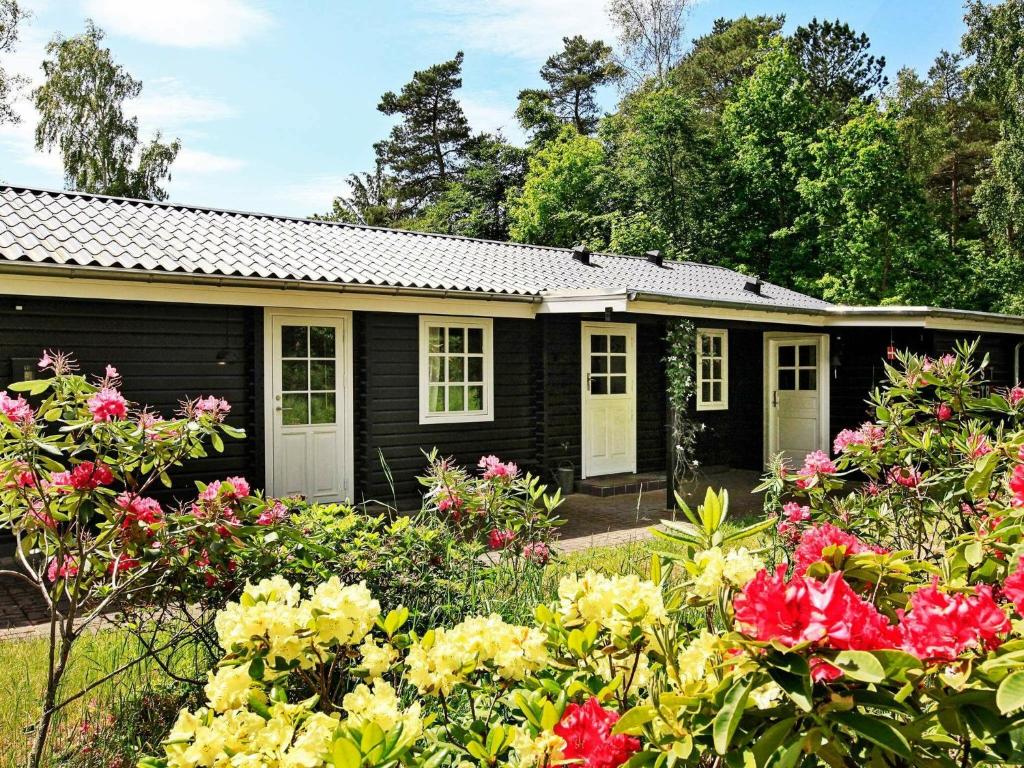ÅlbækにあるHoliday home Ålbæk VIIの花の家