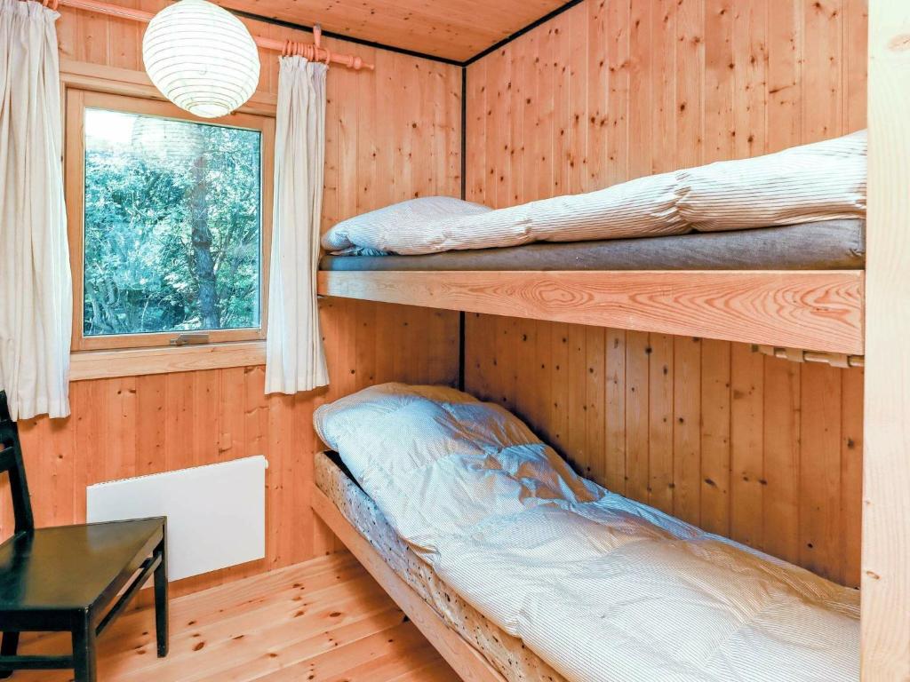 Postel nebo postele na pokoji v ubytování Three-Bedroom Holiday home in Blokhus 21