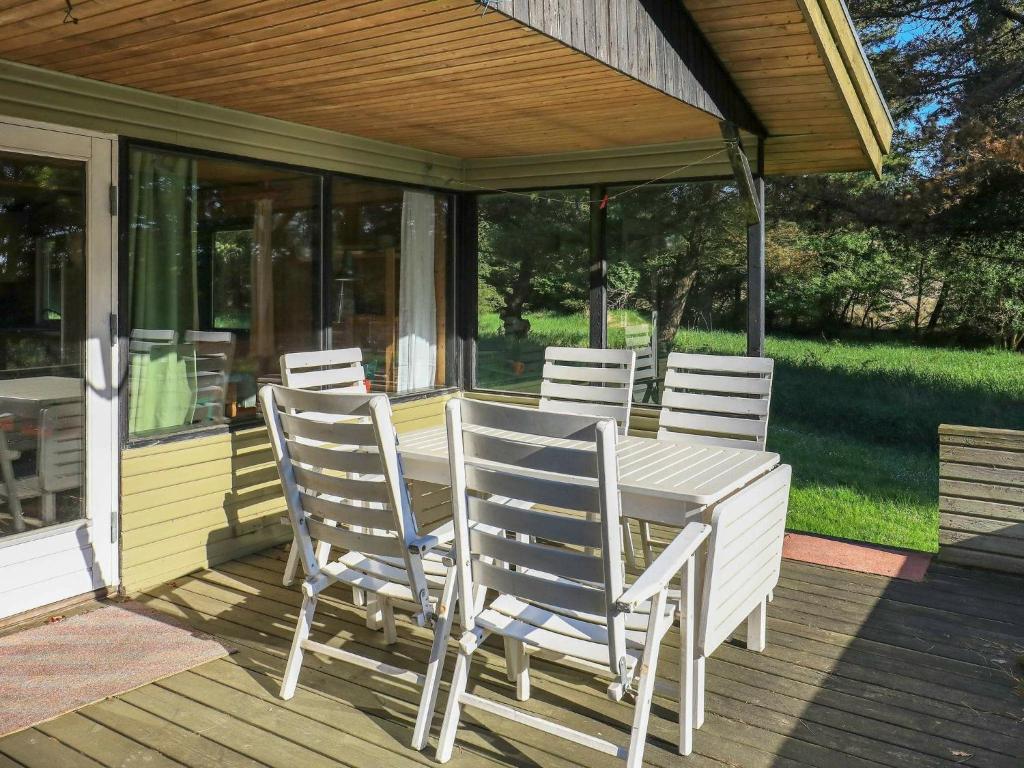 Zahrada ubytování Three-Bedroom Holiday home in Blokhus 21
