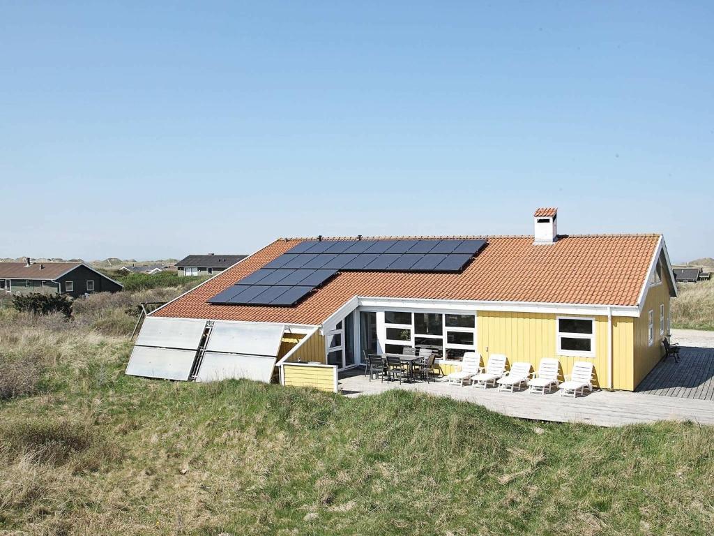 ein Haus mit Sonnenkollektoren darüber in der Unterkunft Five-Bedroom Holiday home in Hjørring 2 in Lønstrup