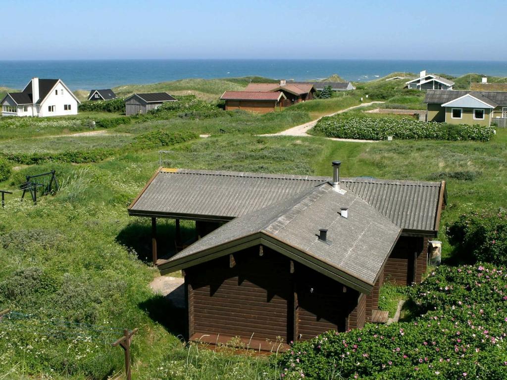 ヒアツハルスにある6 person holiday home in Hirtshalsの海を背景にした丘の上の小屋