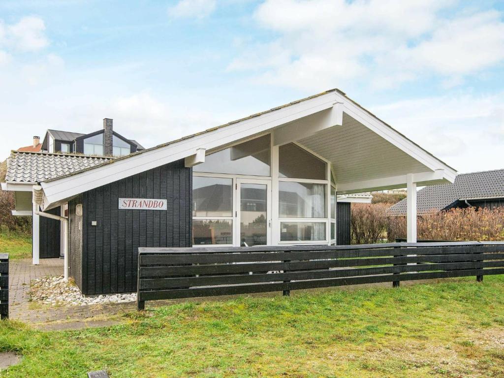ヘンネ・ストランドにある6 person holiday home in Henneの白屋根の黒屋根